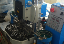  全自动铆点机是一种专业的生产加工机器